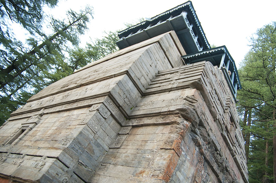 Храм смотрит на восток и посвящен богу Шиве и отличается по стилю от других храмов стиля нагар этого региона