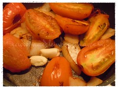 Asando tomates, cebolla y ajos