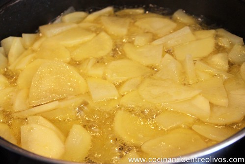 Tortilla de patatas con pimiento y chorizo. (8)