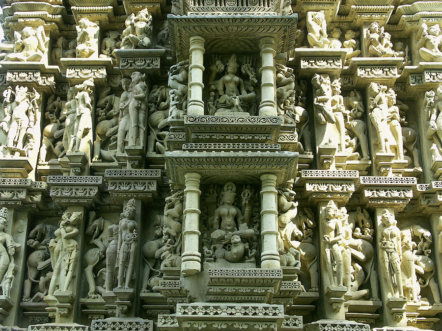 Эти храмы в Индии известны для их эротических скульптур