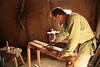 Ein Holzhandwerker in der Werkstatt vom Kammmacher in Haithabu – Museumsfreifläche Wikinger Museum Haithabu WHH 04-09-2011