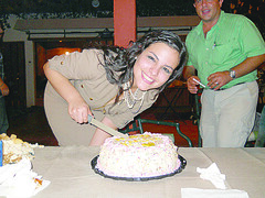DSCN0066 Partiendo su pastel de cumpleaños.