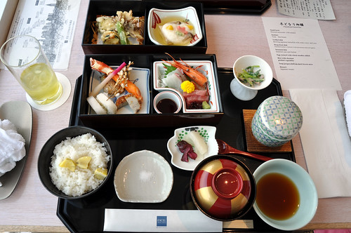 Tempura, sashimi, pickles, ris og misosuppe