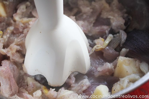 Sopa de cebolla morada con bombones de calabaza. www.cocinandoentreolivos.com