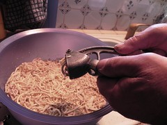 Extraire la pulpe de la châtaigne cuite avec le presse-ail (2)