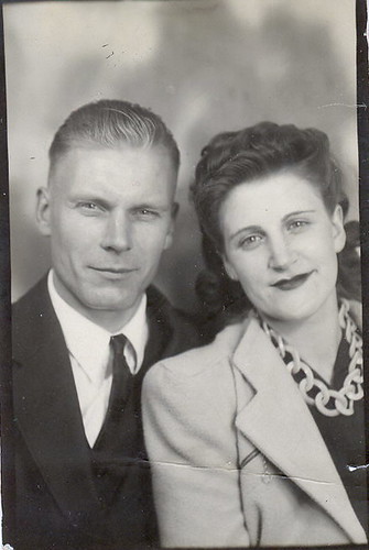 An old 1940s photo of a white husband and white wife in black and white