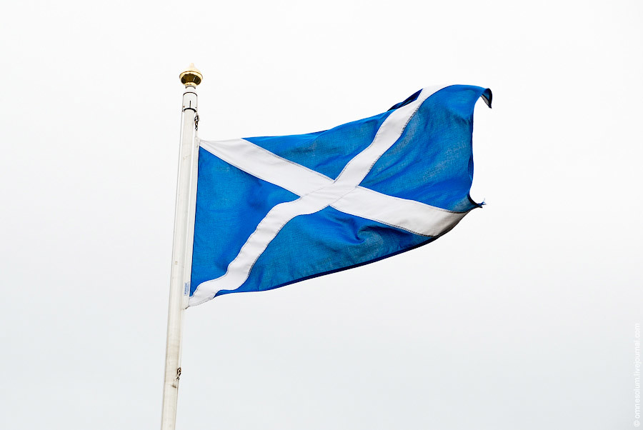 Флаг переговоров. Андреевский флаг Шотландии. Шотландский флаг. Флаг на ветру. Флаг Шотландии картинки.
