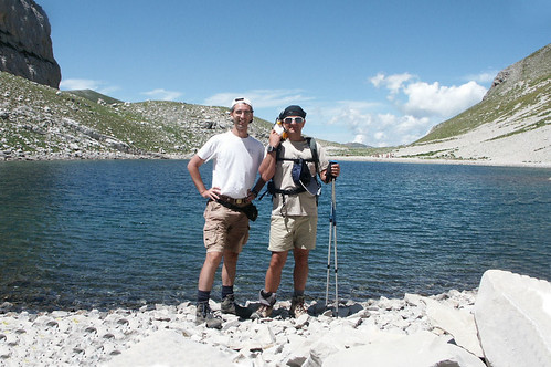Foto ricordo di Emiliano, Maurizio e TUX sulle sponde del Lago di Pilato (foto di maury.it)