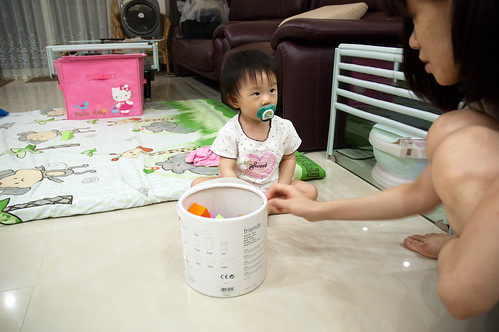Mummy teaches Abi how to play cubes. 媽咪教小豌豆怎麼玩積木。