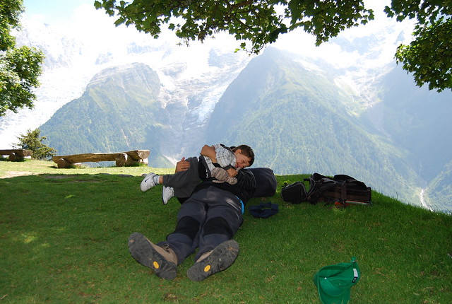 Teo y Pau jugando ante los Alpes Franceses
