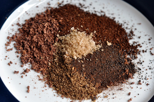 Knuste kakaobønner, kaffe, lakridspulver, peber og røget salt