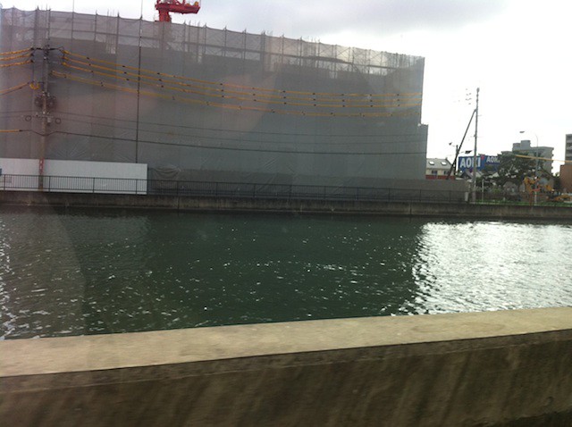 博多湾ほぼ満潮時の樋井川です。正面は建築...