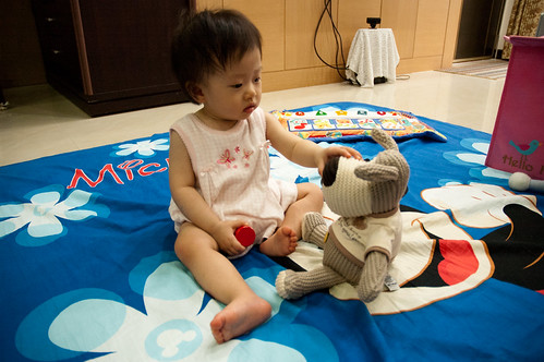 Abi and new toy! 姸姸跟新玩具～
