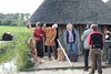 Reinhard Erichsen vom Wikinger Museum Haithabu zeigt NDR-Reporterin Anke Harnack wie man einen Bogen spannt – WHH 16-09-2011
