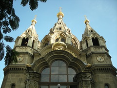 Au pied de l’entrée de la Cathédrale Saint-Alexandre-Nevsky de Paris