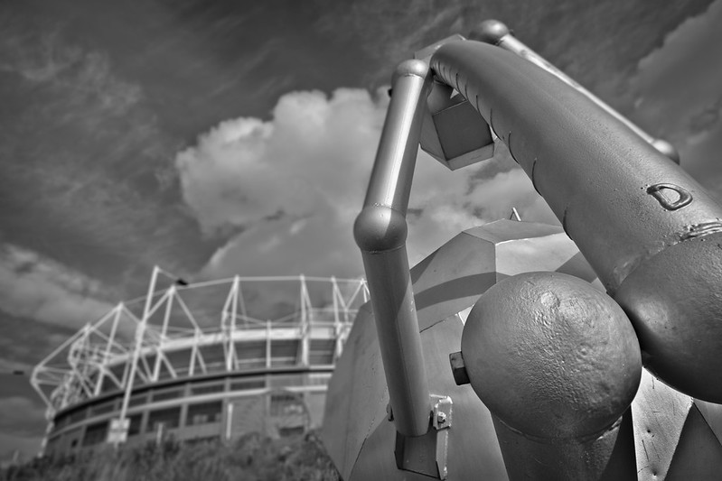Men of Steel. Monochrome. Sculptures on the banks of the River Wear.<br/>© <a href="https://flickr.com/people/37386299@N08" target="_blank" rel="nofollow">37386299@N08</a> (<a href="https://flickr.com/photo.gne?id=6193033710" target="_blank" rel="nofollow">Flickr</a>)