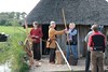 Reinhard Erichsen vom Wikinger Museum Haithabu erklärt NDR-Reporterin Anke Harnack wie man einen Bogen baut – WHH 16-09-2011