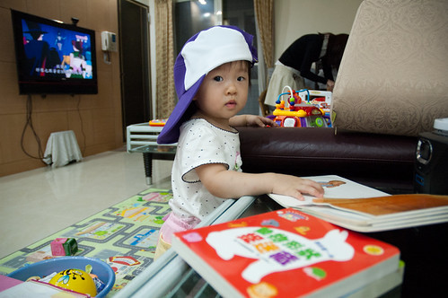 Backward BenQ baseball cap on Abi. 孟姸反著帶BenQ棒球帽！