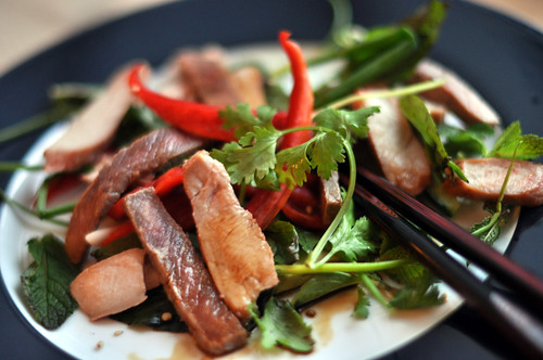 Thaisalat med oksekød, svinekød og krydderurter