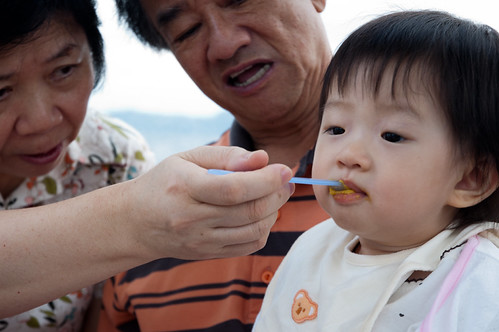 Eating, yum! 吃吃東西～嗯！好吃！