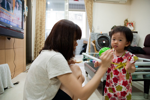 Eating snack with mummy! 跟媽咪一起吃下午點心！