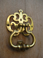 Anglų lietuvių žodynas. Žodis door-knocker reiškia n plaktukas prie durų lietuviškai.