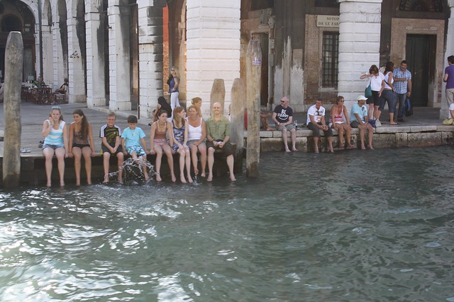 pies en el gran canal de venecia