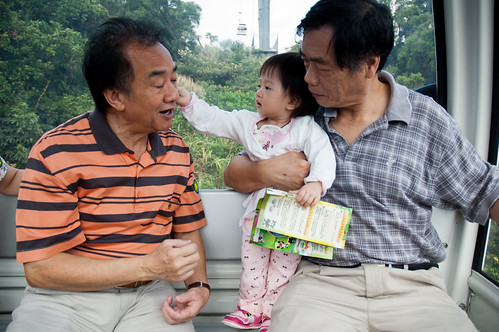 Getting bored, playing grandpa's face. 無聊了～玩爺爺的臉！