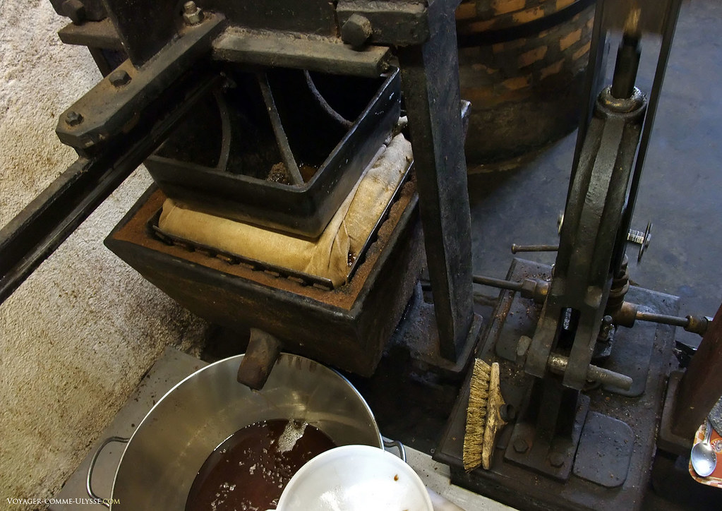 La presse, qui extrait l'huile de noix