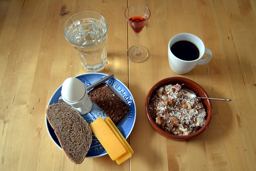 Blødkogt æg, brød, cheddar og havregrød med slåensnaps og kaffe