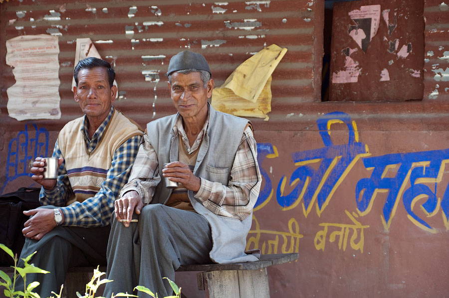 Чайные дедушки рядом с местным дхаба
