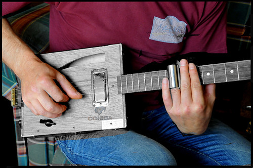 Jos Maesen, gepassioneerd cigarbox guitar bouwer