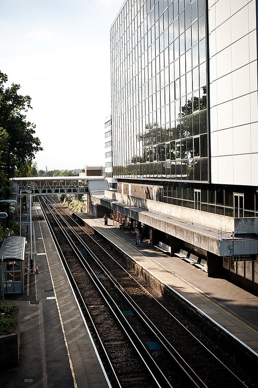 Bracknell Train Station<br/>© <a href="https://flickr.com/people/21442750@N07" target="_blank" rel="nofollow">21442750@N07</a> (<a href="https://flickr.com/photo.gne?id=6117443259" target="_blank" rel="nofollow">Flickr</a>)