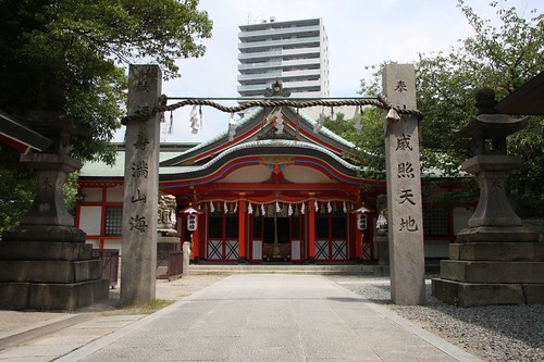 町の神社 / The Shinto shrine which there is in a town