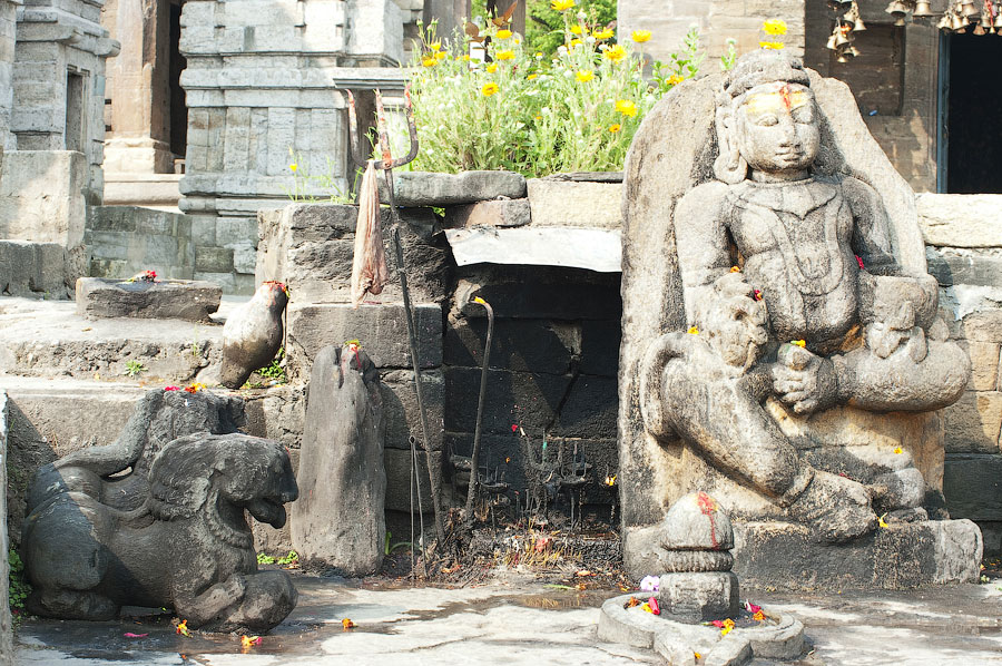 Изображения божеств перед храмом
