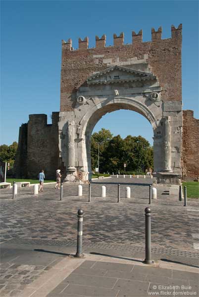 Arco di Augusto, Rimini<br/>© <a href="https://flickr.com/people/39041248@N03" target="_blank" rel="nofollow">39041248@N03</a> (<a href="https://flickr.com/photo.gne?id=6091702623" target="_blank" rel="nofollow">Flickr</a>)