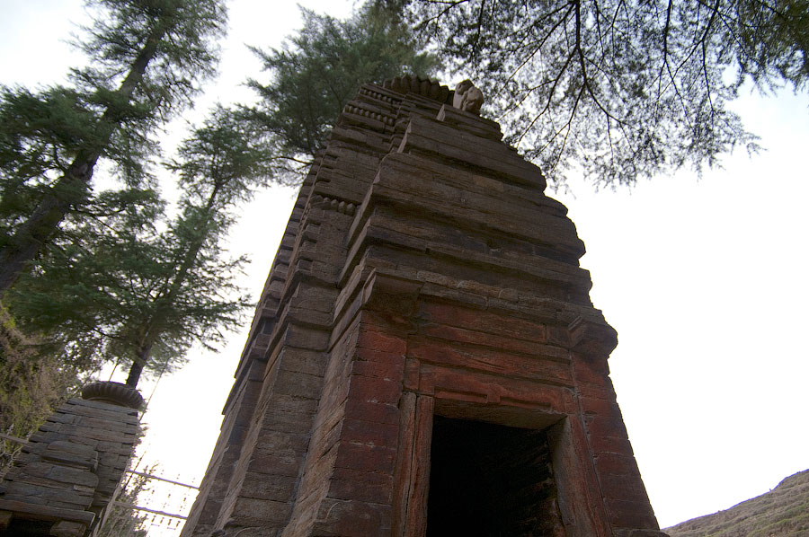 Вокруг центрального храма Дандешвара расположено 14 второстепенных храмов-шрайнов