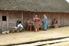 Wikingergruppe / Belebungsdarsteller „Die Keiler“ vor dem Versammlungshaus [Haus Nr. 5] in der Stadt Haithabu – Museumsfreifläche Wikinger Museum Haithabu WHH 04-09-2011