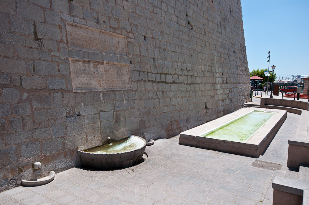 La fuente de la Petxina en el casco histórico de Peñiscola