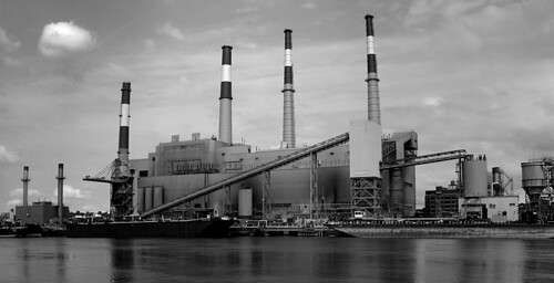 Ravenswood power plant, Long Island City, Queens, NY (by: Harald Kliems via Wikimedia Commons)