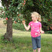 Mädchen unterm Apfelbaum