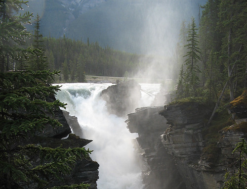 Athabasca Falls:Barevná duha nad nasupenými vodami