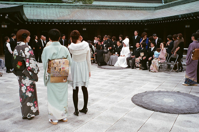 比對他們拍合照的嚴謹，我們的婚紗照根本就是亂拍一通，不專業。Film: Fujifilm X-TRA 400. Camera: Leica M6. Lens: Leica 35 mm f/2 Summicron-M IV.