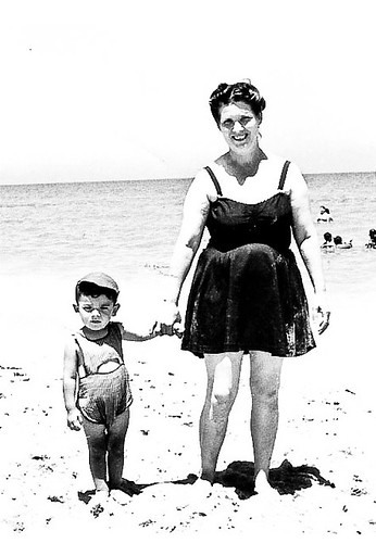 Javier Aranda con su madre en la playa