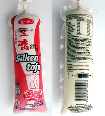 Zijden tofu in tube vorm