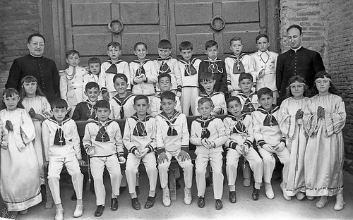 1961. Grupo de chicos posando en la puerta del Castillo despues de haber recibido la primera comunion.