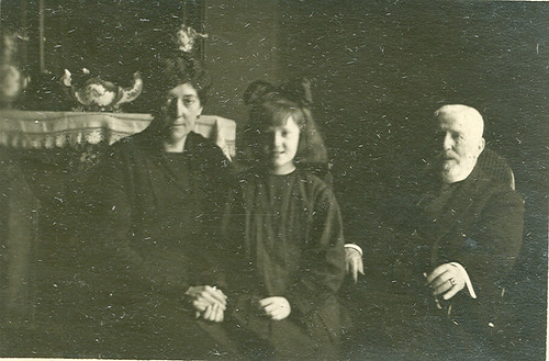 Josefa Bellido con sus abuelos