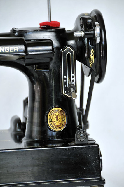  SINGER 221 FEATHERWEIGHT SEWING MACHINE=WALKING FOOT=PERFECT STITCH A+