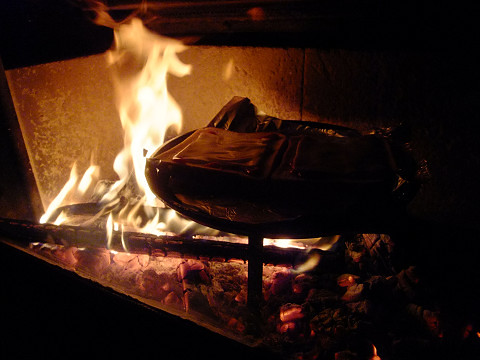 休日の朝には薪ストーブの炉内で焼いたピザ...