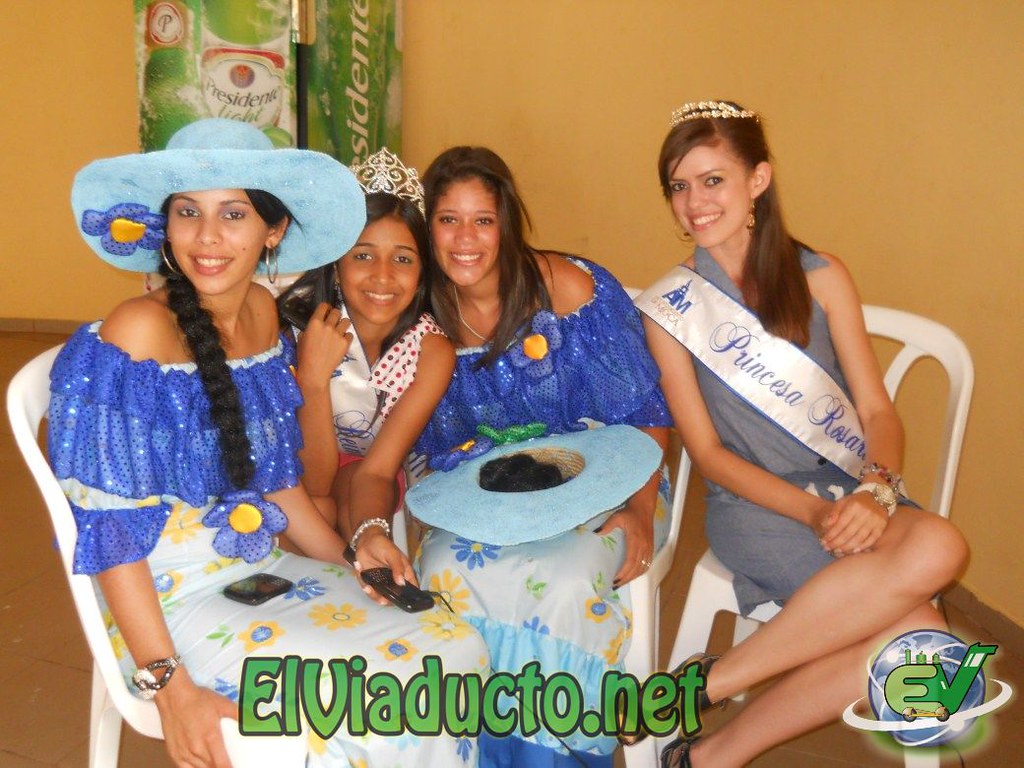 Mariel Gonzalez Reyna de Las patronales Rosario 2011, Dianely Rivas Princesa, y 2 de las participantes en el certamen